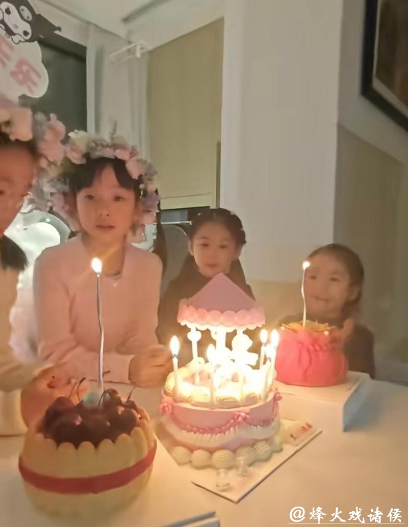 杨威女儿9岁生日,姐姐个头矮一截,妹妹近视眼,双胞胎差别好大 杨威女儿9岁生日,姐姐个头矮一截,妹妹近视眼,双胞胎差别好大